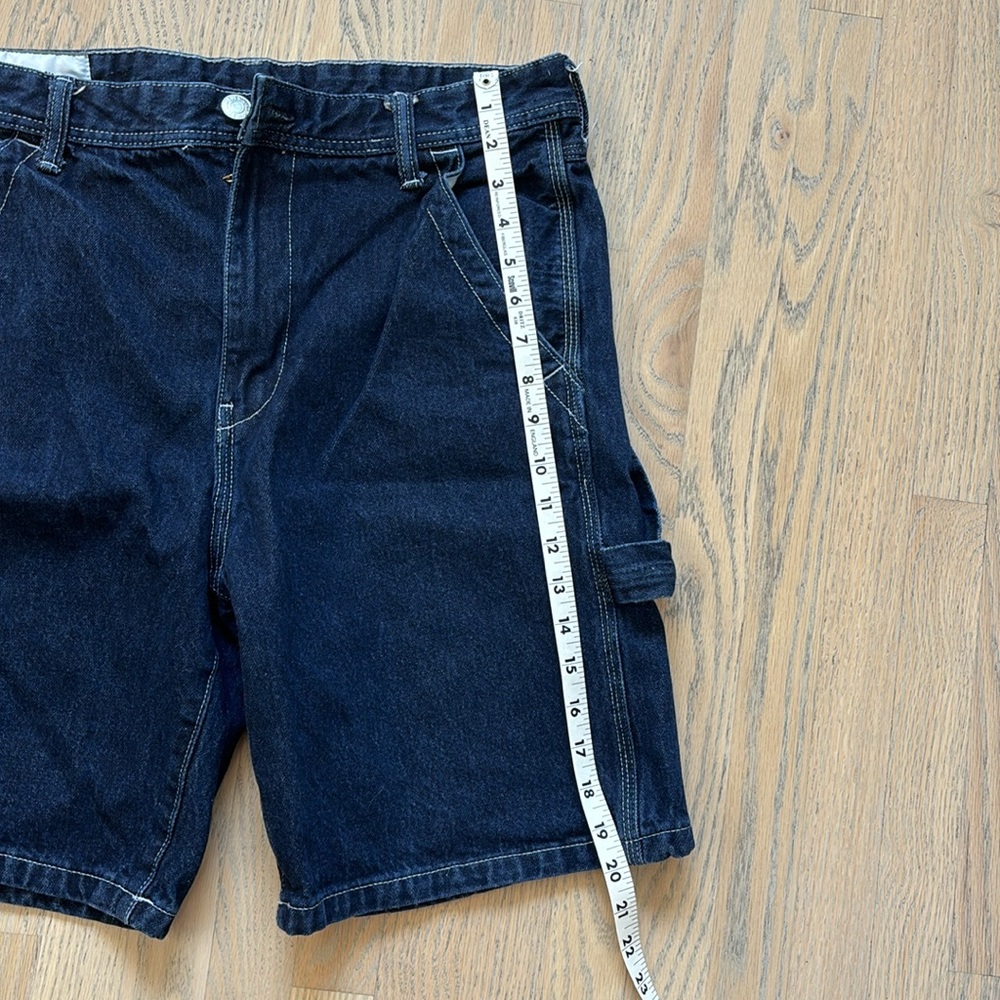H&M denim relaxed fit carpenter cargo shorts. Size 32 - Picture 7 of 10